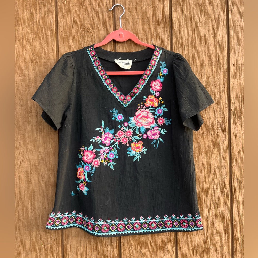 Savanna Jane embroidered V-neck women’s top size medium
